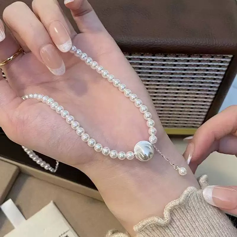Retro pearl necklace